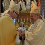 Bp Henryk Tomasik wręcza dokumenty synodalne Abp. Wacławowi Depo. Zakończenie II Synodu Diecezji Radomskiej. Foto: ks. S. Piekielnik / www.diecezja.radom.pl