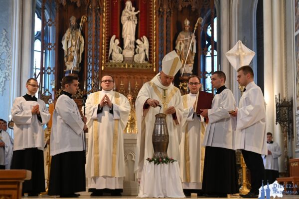 Wielki Czwartek: Msza św. Krzyżma @ Katedra pw. Opieki NMP w Radomiu | Radom | Mazowieckie | Polska